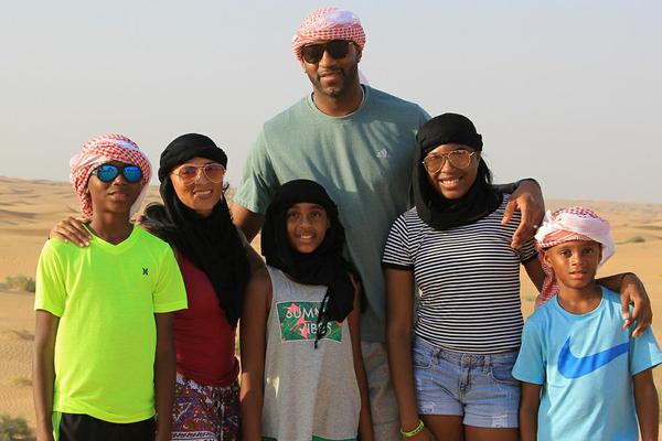 有点吓人！赞比亚绝平功臣达卡空翻庆祝，结果脖子着地（惊险一幕：赞比亚绝平功臣达卡空翻庆祝，竟以脖颈着地收场）