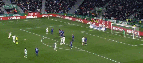 足球英超双红会爆发冲突，多人吃黄牌