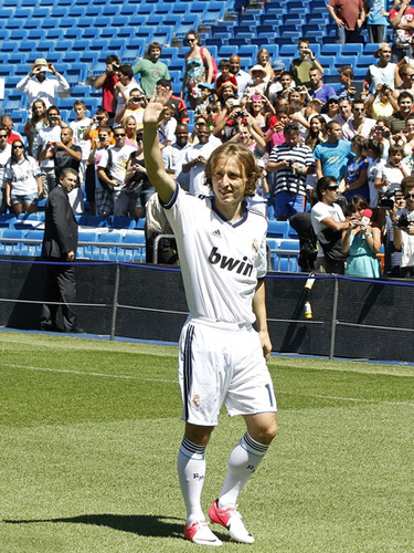 手腕骨折+肩部受伤，巴黎主席纳赛尔缠着绷带赴客场督战欧冠