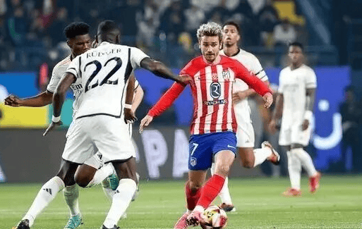 邵佳一告诫小球员：怎么能喝可乐呢，光跟老队员学散漫了